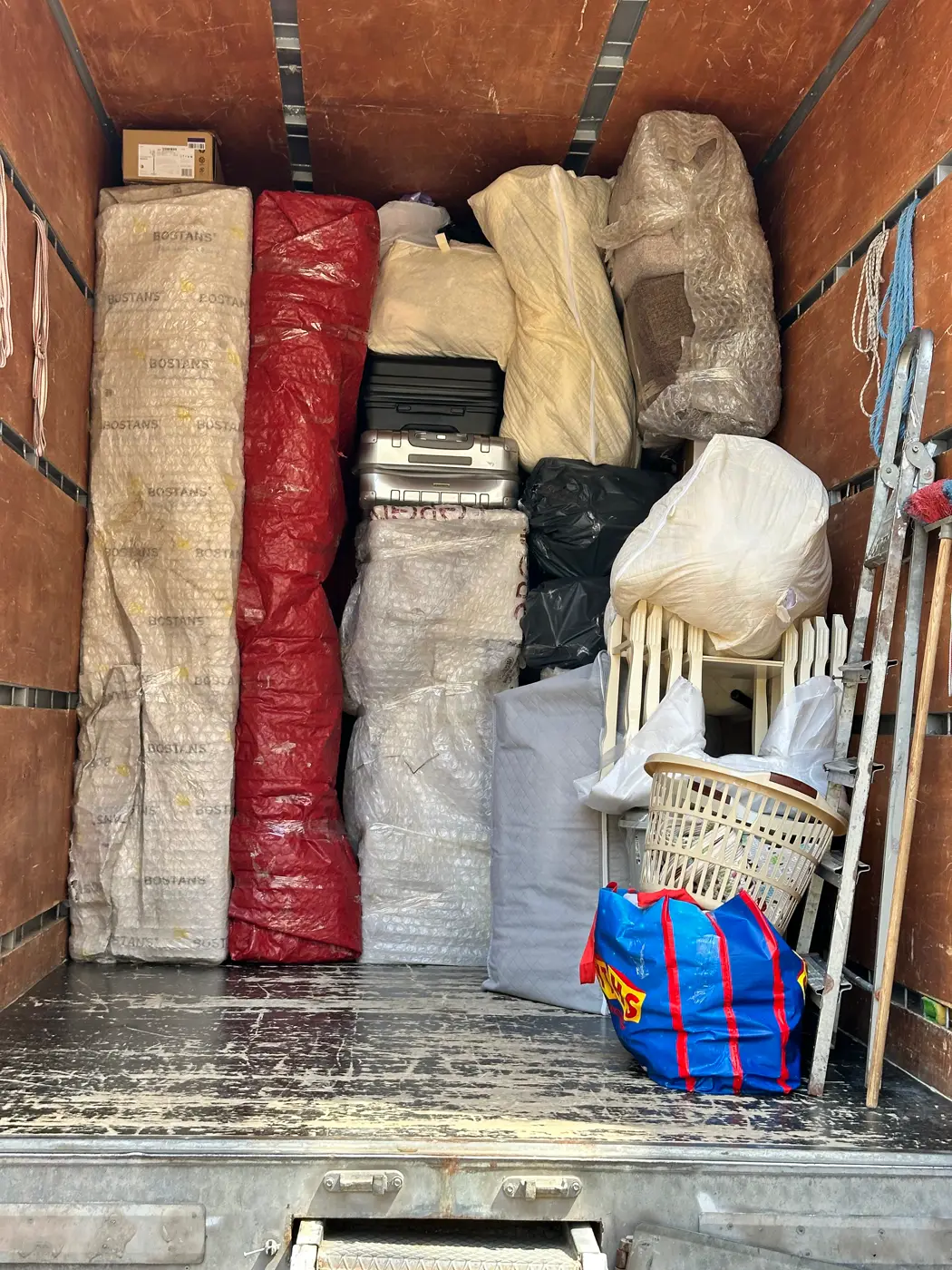 Koşuyolu nakliyat: kamyon kasasına yerleştirilmiş paketli eşyalar