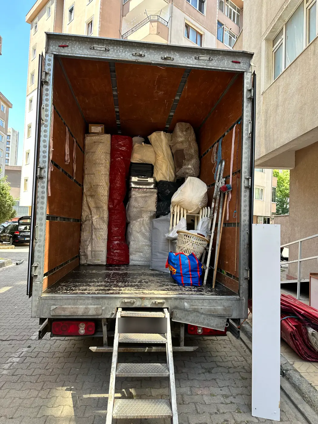Koşuyolu nakliyat: yüklemesi tamamlanmış kapalı kasa kamyon