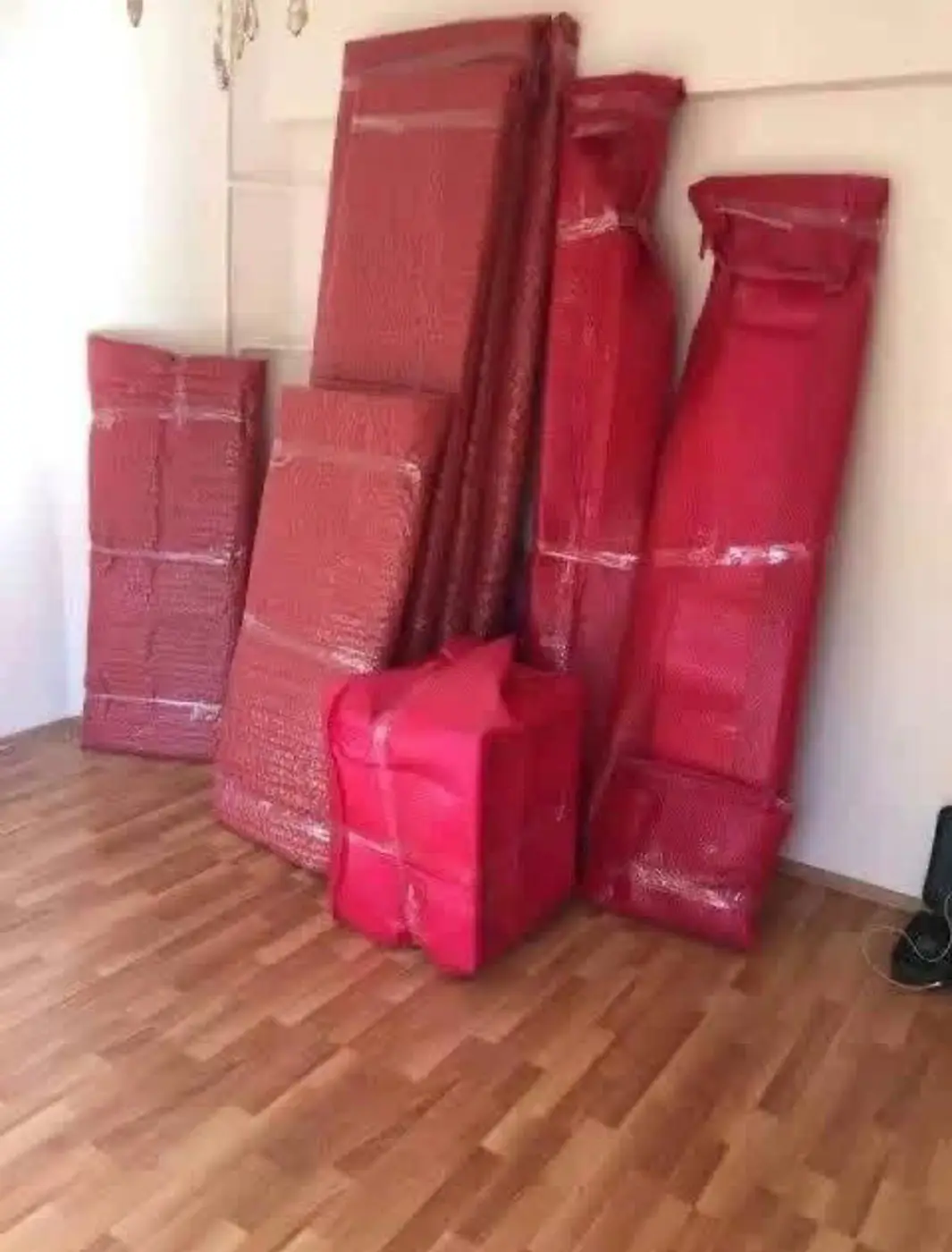 Koşuyolu nakliyat: kırmızı koruyuculu mobilyalar ve yatak